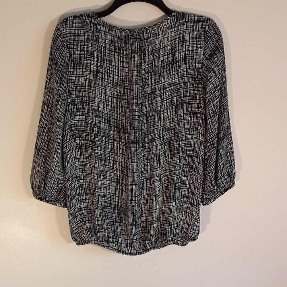 Ann Taylor, XS, black and white print blouse - Picture 4 of 4